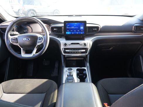 Used 2023 Ford Explorer XLT image 30