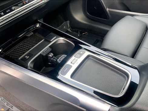 Used 2025 Mercedes-Benz GLB 250 4MATIC image 13