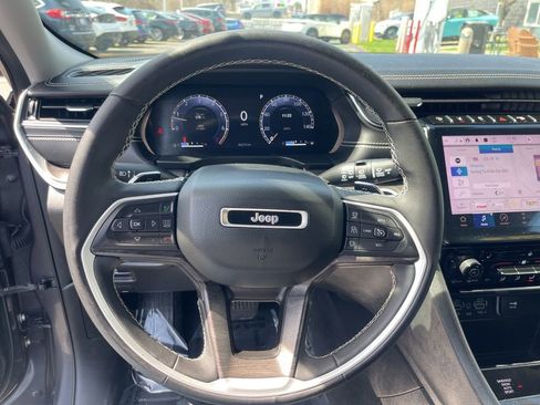 Used 2023 Jeep Grand Cherokee Limited AWD/4WD image 12