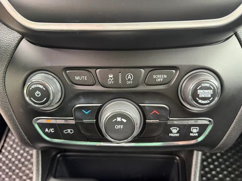 Used 2020 Jeep Cherokee Latitude w/ Cold Weather Group AWD/4WD image 25