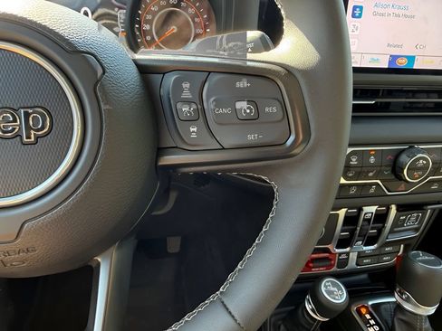 Used 2025 Jeep Gladiator Mojave w/ Convenience Group AWD/4WD image 28
