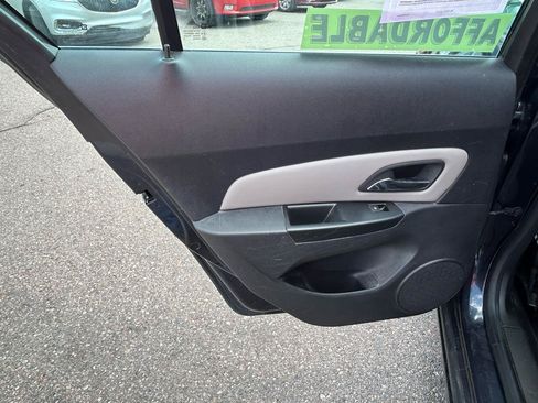 Used 2014 Chevrolet Cruze LS FWD image 13