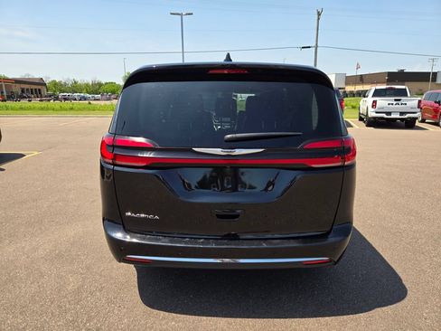 Used 2024 Chrysler Pacifica Touring-L FWD image 4