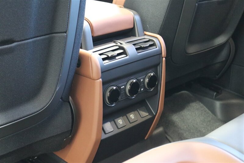 Used 2025 Land Rover Defender 110 AWD/4WD image 39