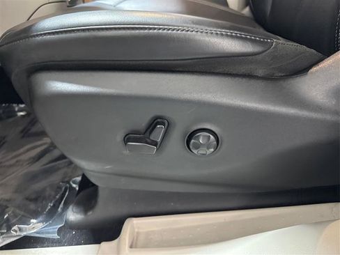 Used 2023 Chrysler Pacifica Touring-L image 19