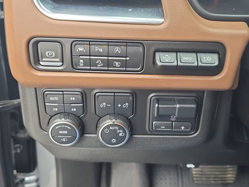 Used 2024 Chevrolet Suburban High Country AWD/4WD image 31