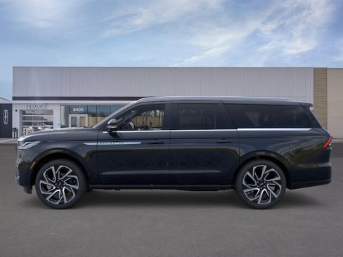 New 2026 Lincoln Navigator L Reserve AWD/4WD image 3