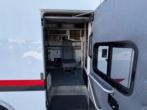 Used 2003 Ford E-450 and Econoline 450 image 14