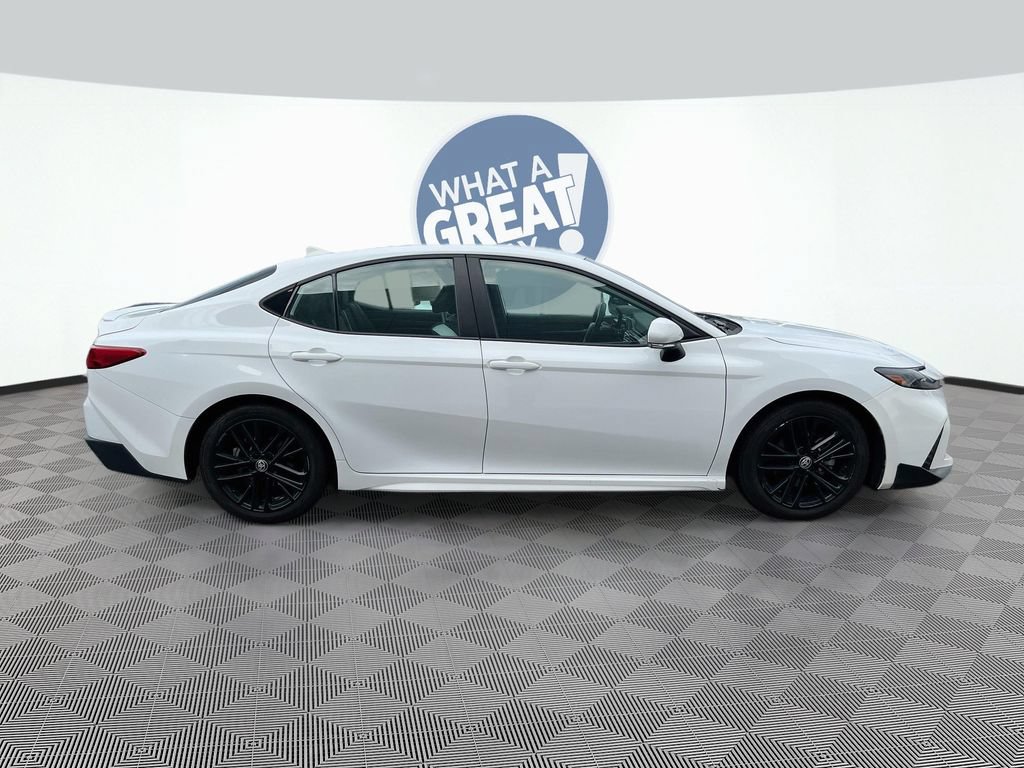 Used 2025 Toyota Camry SE FWD image 4
