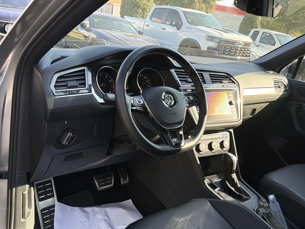 Used 2020 Volkswagen Tiguan SE R-Line FWD image 9