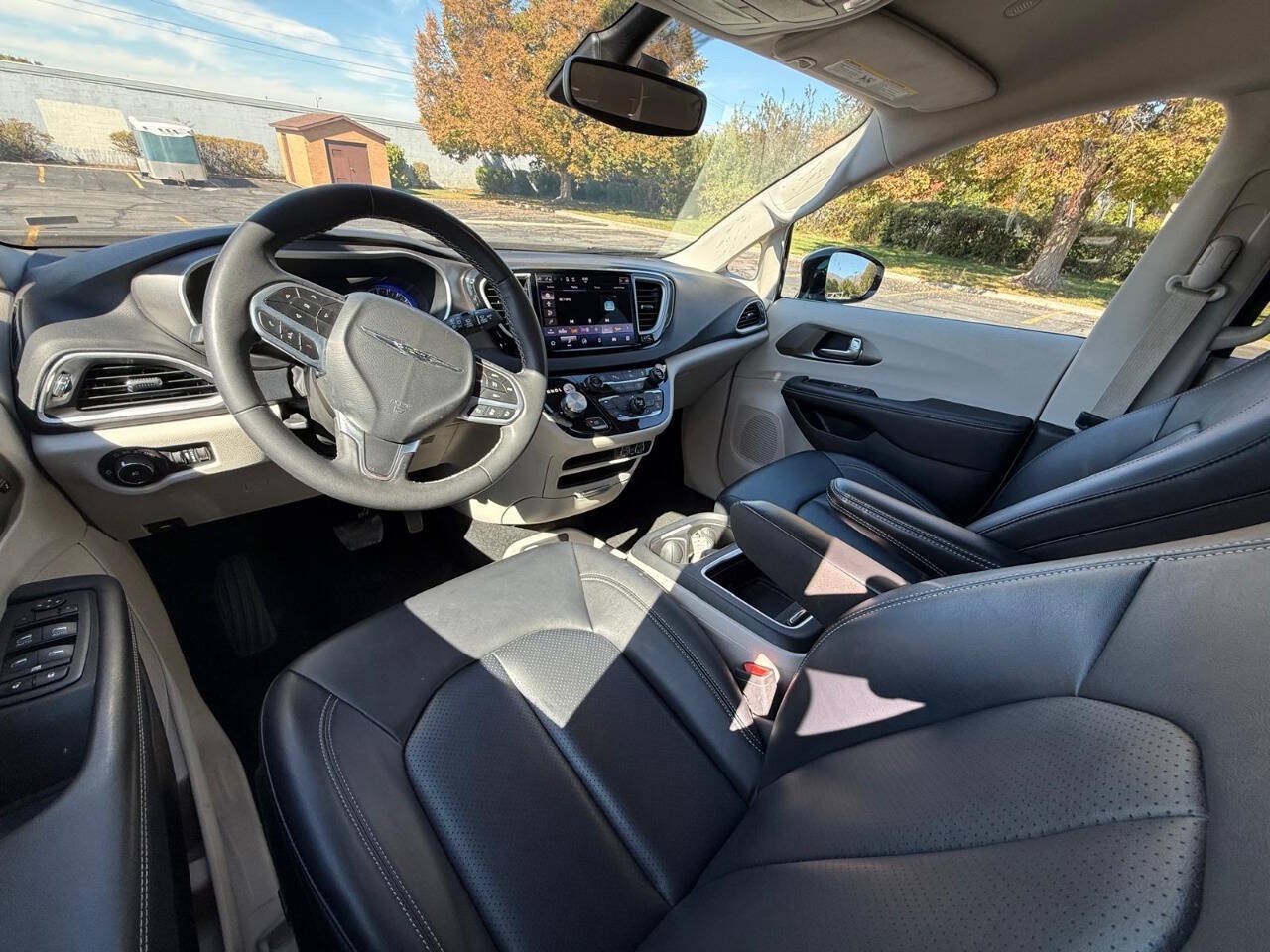 Used 2024 Chrysler Pacifica Touring-L FWD image 9