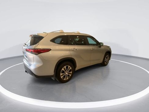 Used 2023 Toyota Highlander XLE AWD/4WD image 8