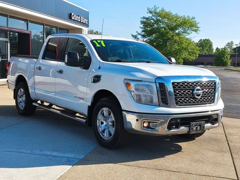 Used 2017 Nissan Titan SV AWD/4WD image 3