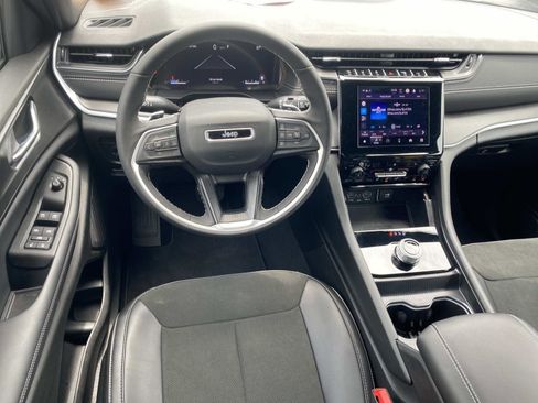 Used 2025 Jeep Grand Cherokee Altitude RWD image 17