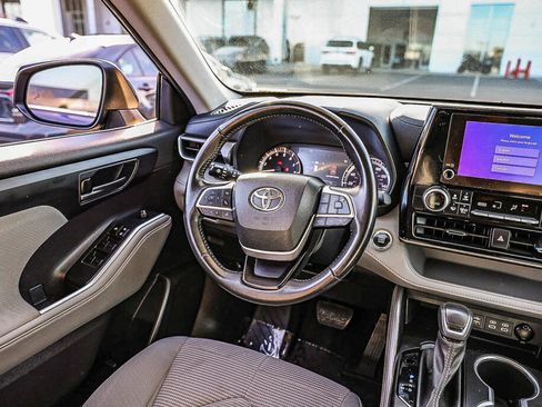 Certified 2023 Toyota Highlander LE image 5