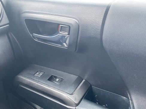 Used 2017 Toyota Tacoma TRD Sport image 21