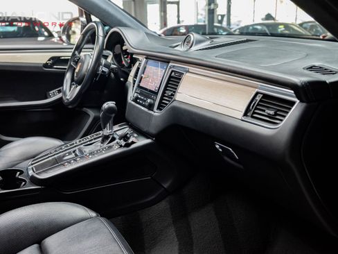 Used 2018 Porsche Macan Turbo image 94