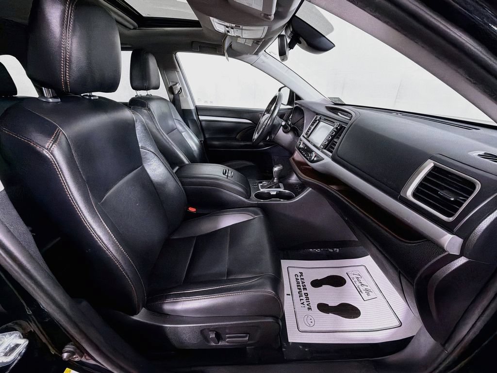 Used 2019 Toyota Highlander XLE AWD/4WD image 28