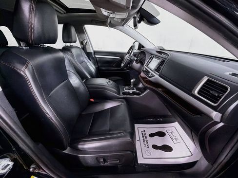 Used 2019 Toyota Highlander XLE AWD/4WD image 28