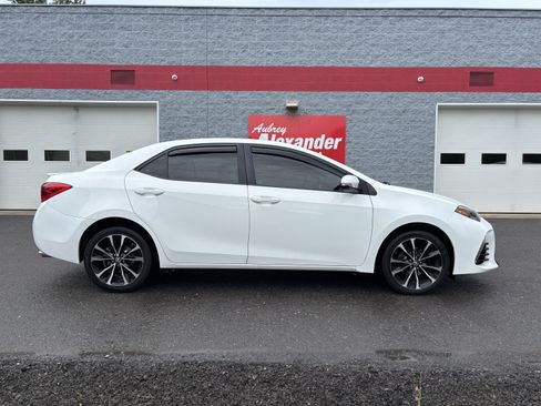 Used 2018 Toyota Corolla SE w/ Carpet Mat Package (TMS) FWD image 2
