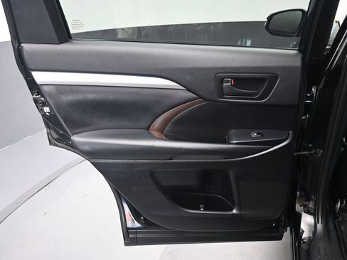 Used 2019 Toyota Highlander Plus AWD/4WD image 28