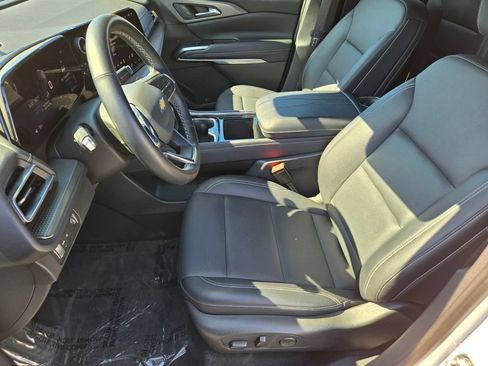 Used 2025 Chevrolet Traverse LT FWD image 10