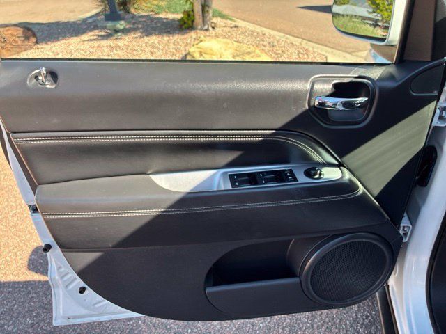 Used 2017 Jeep Compass Latitude AWD/4WD image 17