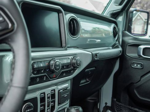 Used 2023 Jeep Gladiator Sport AWD/4WD image 47