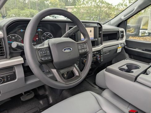 New 2025 Ford F550 4x4 Regular Cab Super Duty image 17