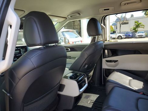 Used 2024 Kia Carnival EX image 13