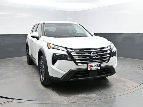 Used 2025 Nissan Rogue SV image 2