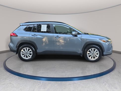 Used 2024 Toyota Corolla Cross LE w/ Moonroof Package image 4