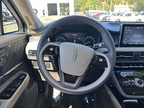 Used 2022 Lincoln Corsair Standard w/ Equipment Group 101A image 10