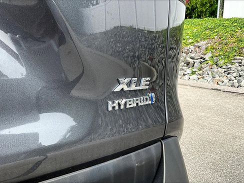 Used 2021 Toyota RAV4 XLE w/ Convenience Package image 29