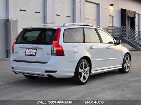 Used 2011 Volvo V50 T5 R-Design image 8