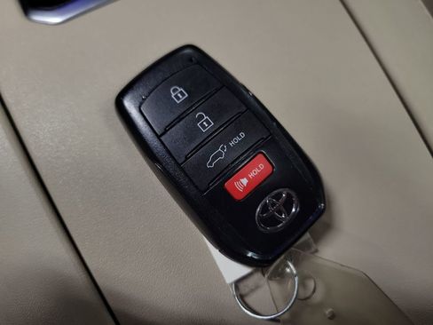 Used 2024 Toyota Highlander XLE AWD/4WD image 16