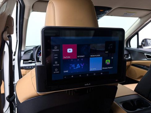 Used 2022 Kia Carnival LX image 5