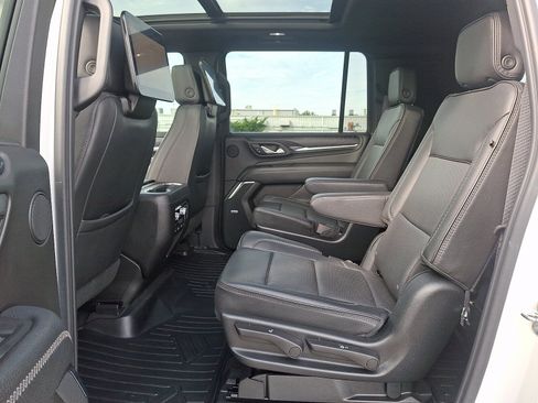 Used 2023 GMC Yukon XL Denali AWD/4WD image 10
