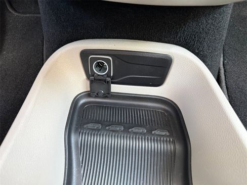 Certified 2024 Chrysler Pacifica Touring-L image 21