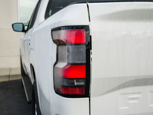 Used 2024 Nissan Frontier SV image 7