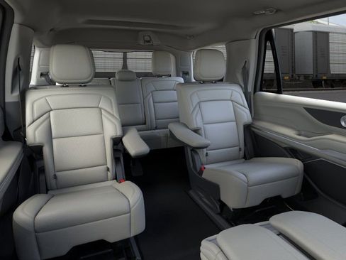 New 2026 Lincoln Navigator Premiere AWD/4WD image 9
