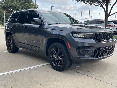 Used 2022 Jeep Grand Cherokee Altitude AWD/4WD image 2