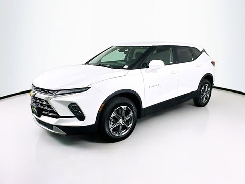 Used 2025 Chevrolet Blazer LT image 3