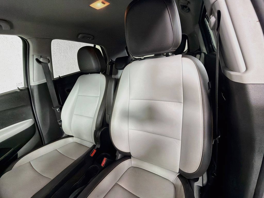 Used 2022 Chevrolet Trax LT w/ Premium Seat Package AWD/4WD image 12
