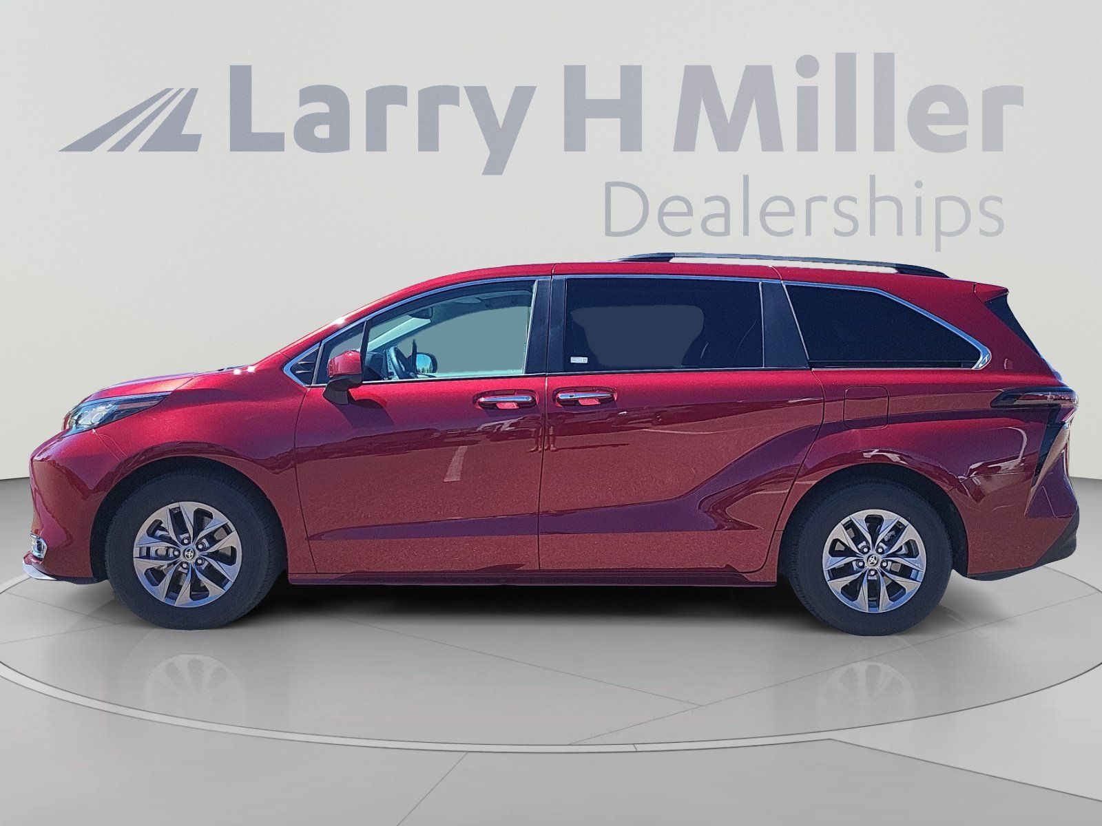 Certified 2023 Toyota Sienna XLE FWD image 2