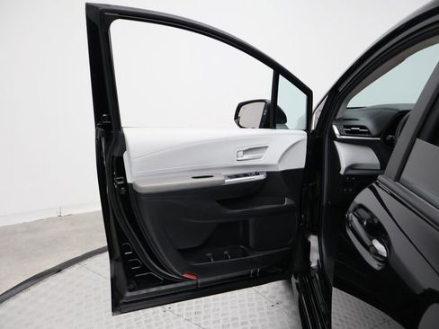 Certified 2025 Toyota Sienna LE image 16