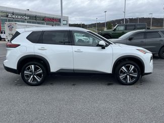 Used 2024 Nissan Rogue SL video 2