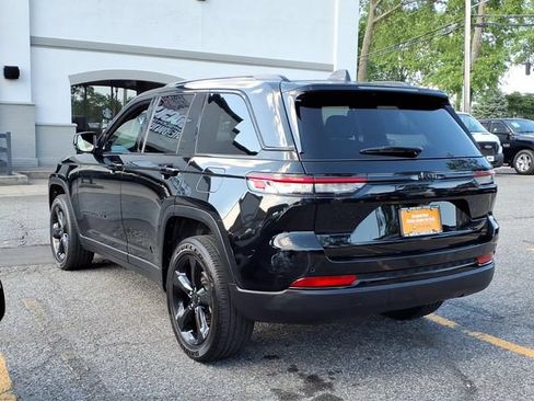 Used 2025 Jeep Grand Cherokee Altitude AWD/4WD image 8