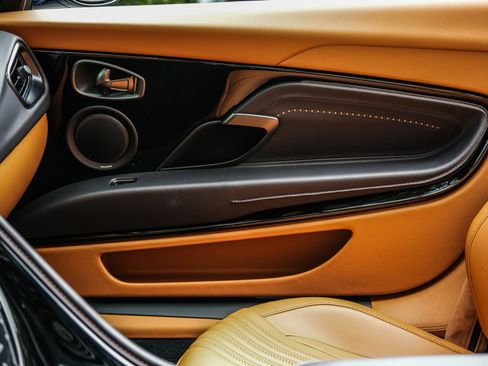 Used 2023 Aston Martin DB11 Volante RWD image 32