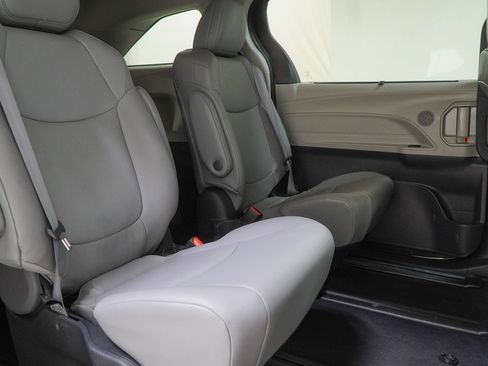 Used 2022 Toyota Sienna XLE AWD/4WD image 42